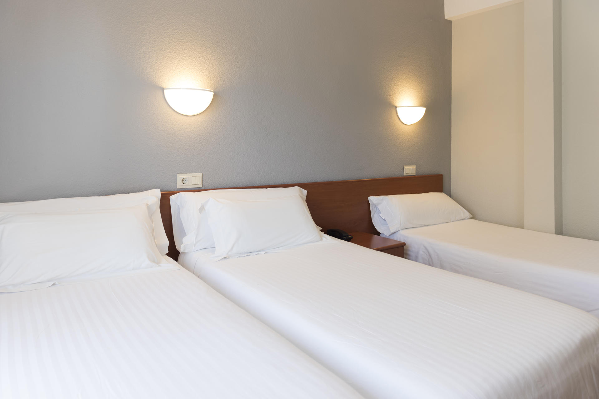 Foto de una habitación doble con una cama supletoria