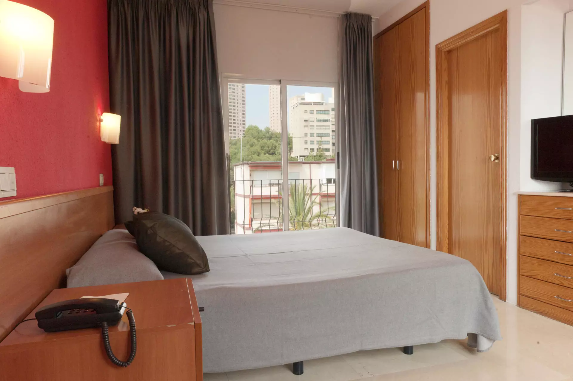 Foto de una habitación familiar con vistas